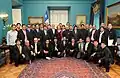Los 33 mineros posan junto al Presidente Piñera en el salón presidencial de la Moneda.
