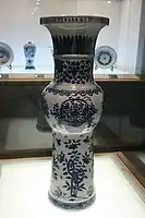 Un jarrón azul y blanco de porcelana del reinado del emperador Wanli (1572-1620), Dinastía Ming