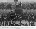 Manifestación patriota en los primeros días de la Primera Guerra Mundial. Aún se ve al centro de la Plaza Roja