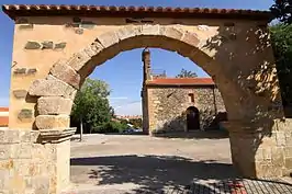 Arco e Iglesia.