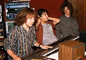 Mitch Easter sentado en una mesa de mezclas junto a Michael Quercio y Scott Miller