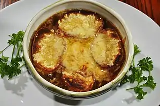 Sopa de cebolla.