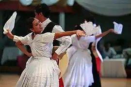 Parejas bailando la marinera en Perú.