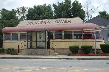 El restaurante Modern Diner en Pawtucket, Rhode Island (1940), sigue el modelo de un vagón de ferrocarril aerodinámico.