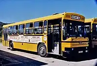 En la terminal de Gavá en la Carretera de Begas, el autobús 103, con los colores usados entre los años cincuenta y 1983.