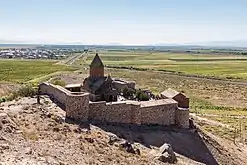 A la derecha: la capilla de S. Jorge