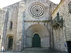 Fachada del monasterio, donde se ve el rosetón.