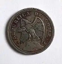 Moneda antigua con grabado de condor.