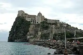 Ischia Ponte, Castello Aragonese, escena antes de que Marge abandone el barco