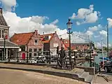 Monnickendam, la escultura del monje en el puente cerca de Waag