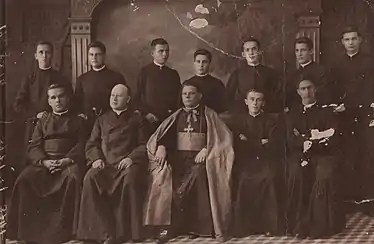 Monseñor San Miguel con los hermanos de las escuelas cristianas.