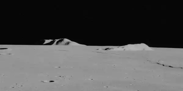 A la izquierda Mons Pico, a la derecha Pico Beta. Foto: Apolo 15
