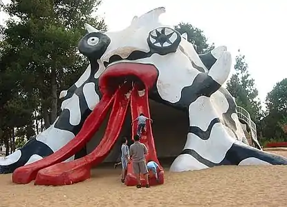 Niki de Saint Phalle, El Golem, Kiryat Hayovel, Jerusalén, 1971-1972. Enorme escultura hueca dedicada a los infantes; cada una de las lenguas de la criatura funciona como tobogán.