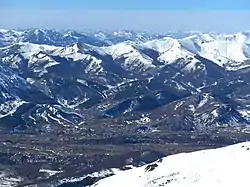 La Fuente del Chivo es un mirador excepcional de los macizos oriental y central de Picos de Europa, de la sierra de Peña Sagra, del valle de Polaciones y del mar Cantábrico.