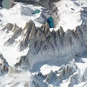 Imagen satelital de la formación en su lado occidental (chileno) y de las lagunas (en Argentina).