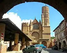 L'église Saint-Victor de Montesquieu-Volvestre tiene un raro ejemplar de campanario de 16 lados