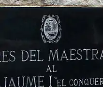 Escudo de Ares en la placa del monumento a Jaume I, en la plaza de la Iglesia.