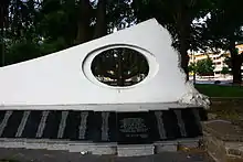 Une sculpture abstraite, dans un parc public.