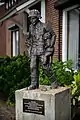 Riel: estatua dedicada al joven soldado alemán Karl-Heinz Rosch que salvó a dos niños poco antes de morir él mismo bajo el fuego de la artillería aliada. Su colocación, en una casa particular, provocó polémica.