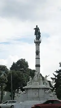 Monumento a Miguel García Granados, el cual data de 1896.