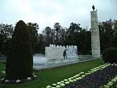 Monumento a Juan Sebastián Elcano en la Glorieta de los Marineros Voluntarios de Sevilla.