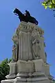 Monumento a San Fernando, desde abajo.