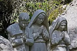 Estatuas de los tres pastorcitos de Fátima en actitud de oración