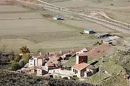 Vista de la localidad y su iglesia de estilo románico