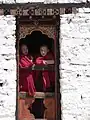 Monjes en el dzong de Paro.