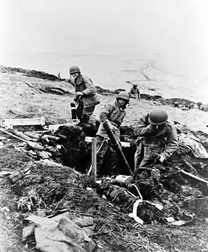Soldados estadounidenses cavando trincheras en la isla Attu el 4 de junio de 1943.