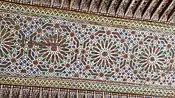 Motivos geométricos pintados en un techo de madera en el Palacio de la Bahía de Marrakech (finales del siglo XIX)
