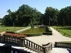 Un estanque del jardín del castillo