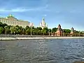 Río Moscova cerca de las murallas del Kremlin de Moscú