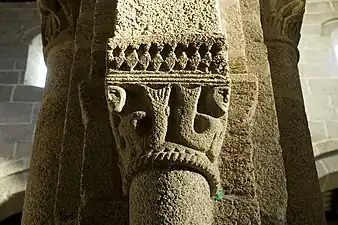 Sirenas talladas en un capitel en el monasterio de Travanca .