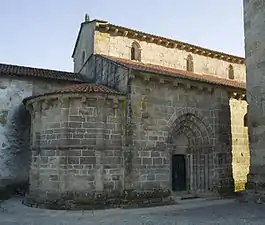 El monasterio de Travanca tiene dos apsidoles redondos que rodean un ábside de forma cuadrada.