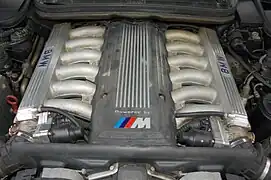 V12 S70 de 5576 cm³ (5,6 litros).