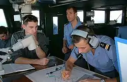 Oficiales de la Marina en el puente de la fragata La Motte-Picquet