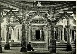 Salón interior del templo principal en el monte Abu en 1898