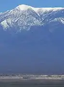 Vista noreste con las torres del monte Charleston, que se elevan unos  2700 m sobre el Pahrump Valley