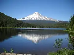 Monte Hood visto refeljado en el lago Trillium.