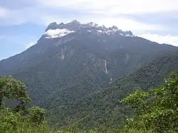 16. Monte Kinabalu es el ápice de Borneo.