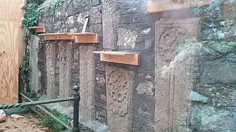 Probables losas de tumbas monásticas del siglo X-XIII