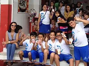 Alumnos colombianos en un uniforme escolar deportivo.