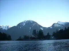 El monte Arthur elevándose sobre el Jervis Inlet.