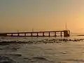 Muelle acompañado de un bello atardecer