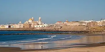Playa de Sta. Mª del Mar o playita de las mujeres, al fondo el centro histórico
