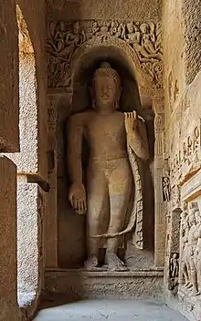 Estatua de Buda en la entrada.