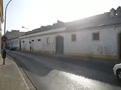 Lienzo de muralla utilizado para construir una bodega.