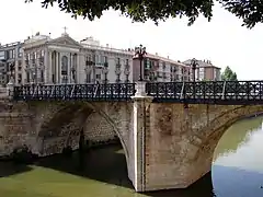 Puente con el templete de la Virgen de los Peligros.