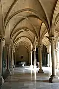 Claustro con vistas al jardín